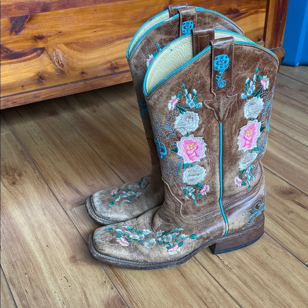 Macie Bean size 5 Floral Embroidered Brown Cowboy Boots